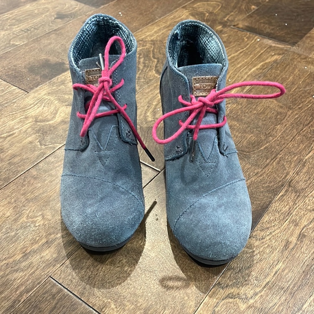 Toms- Wedge shoes